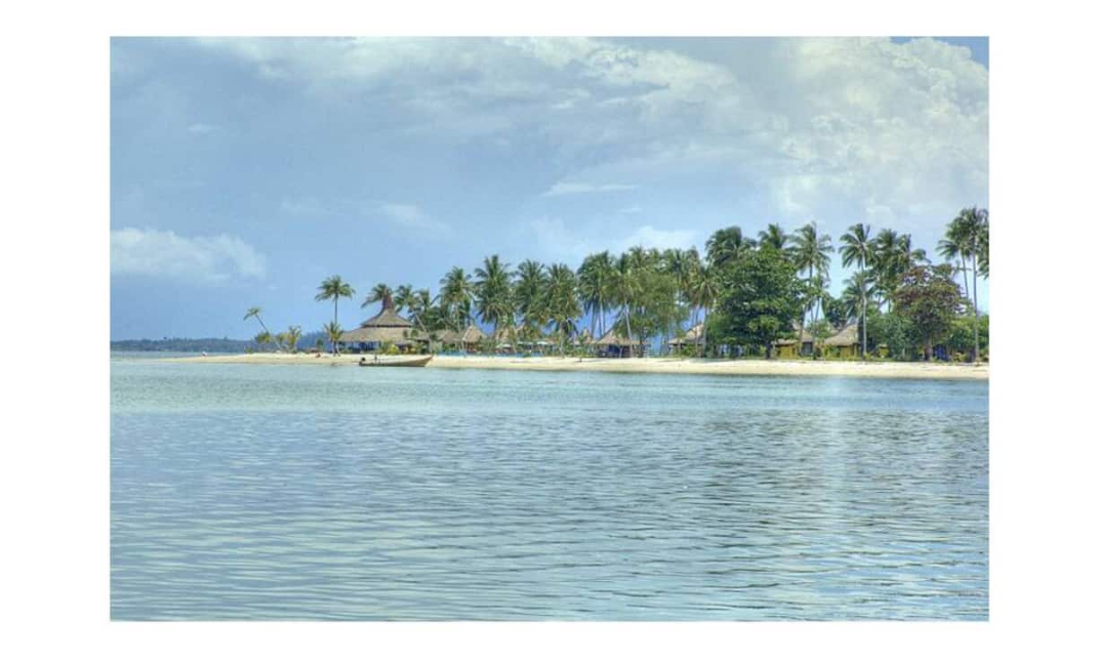 Der schneeweisse Strand an der Sivalai-Landzunge auf Ko Muk scheint
direkt aus der Raffaello-Werbung zu kommen. Auf der Bilderbuchinsel in der Andamanensee sollte man sich mit sich selbst beschäftigen können, denn sie ist touristisch kaum erschlossen. (Bild: Wikimedia/Martin Abegglen/CC)