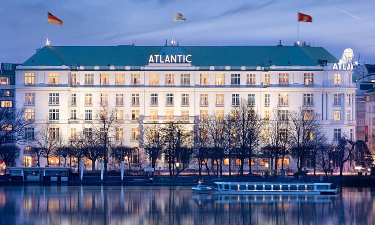 Bundeskanzlerin Angela Merkel wird direkt an der Binnenalster, in Hamburgs Vorzeigeadresse «Atlantic Kempinski» wohnen wird. Dauergast seit Jahren ist hier Sänger Udo Lindenberg.PR
