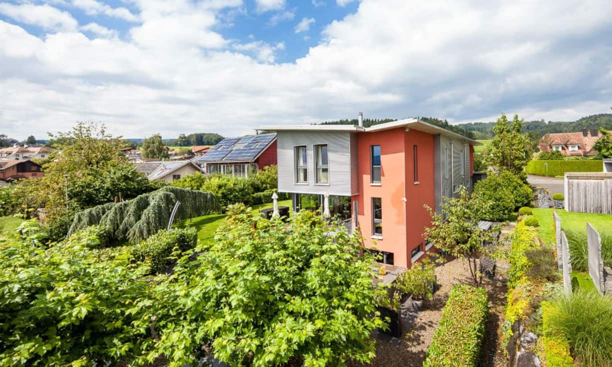 Eine Doppelgarage bietet genug Platz für das parkieren zweier Autos. In einem separatem Abstellraum können unter anderem auch Velos verstaut werden.