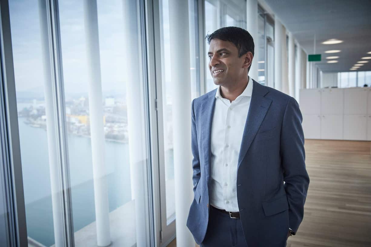 Der neue Novartis-Chef Vas Narasimhan über den Dächern von Basel – Krawatten sind ihm ein Graus.