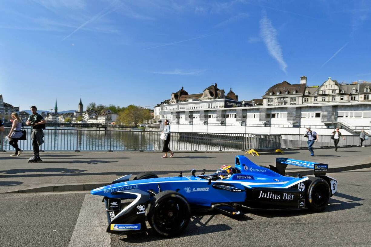 Ein Formel-E Rennwagen mit Sebastien Bümi am Steuer auf der Zuercher Bahnhofsbrücke .