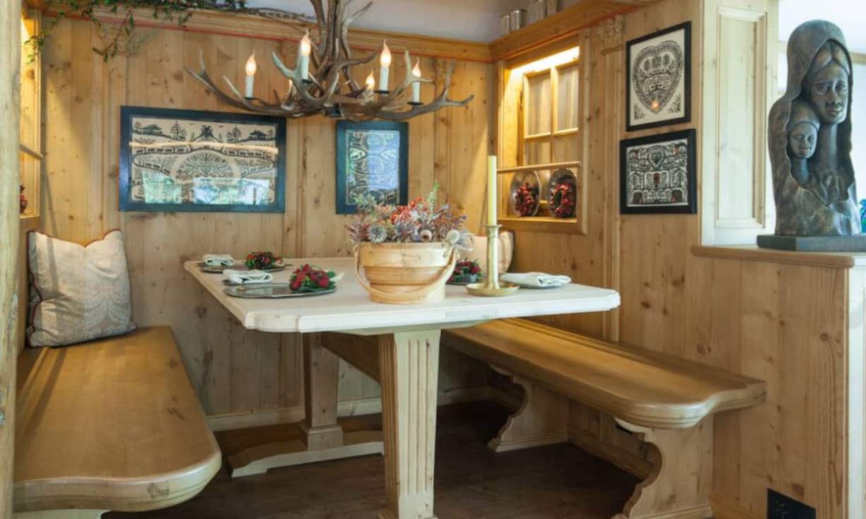 Der Innenausbau ist mit aufwendig verarbeitetem Altholz gebaut.