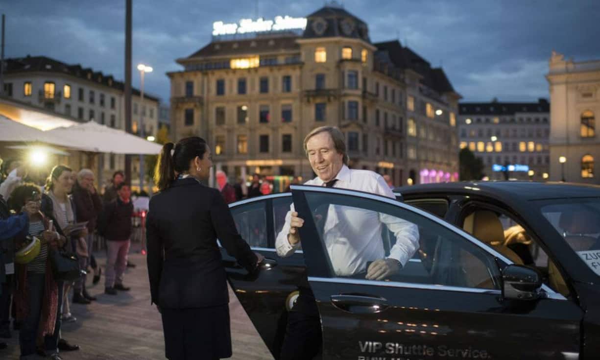 Ex-Fussballprofi Günter Netzer auf dem Weg zum Grünen Teppich.