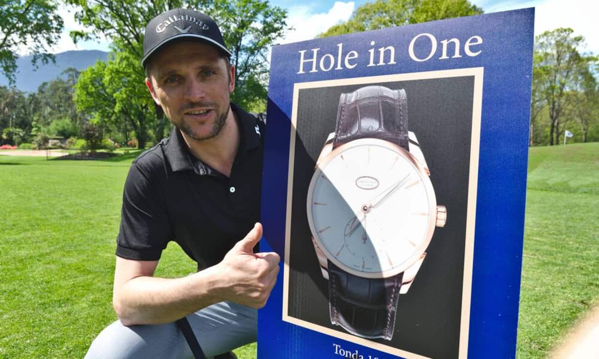Martin Tobler, Gemeral Manager Switzerland, Parmigiani Fleurier SA mit der Uhr, die es für ein «Hole in One» bei Loch 10 gegeben hätte - niemand hatte dies allerdings geschafft.