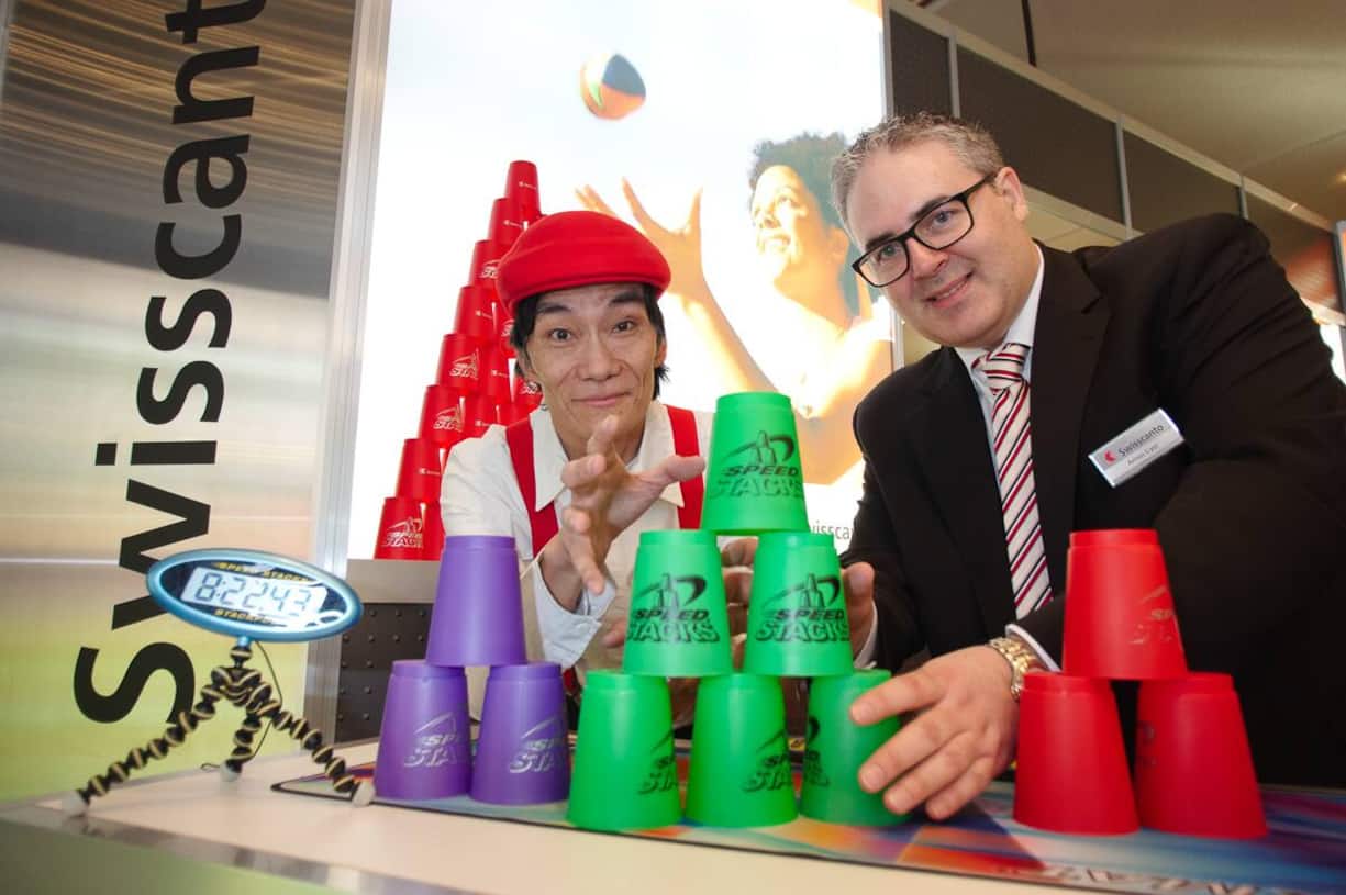 Der Weltmeister im Becherstapeln/Sportstacking, Shinshendo Weber, am Stand von Swisscanto mit Armin Eyer, Kadermitglied Swisscanto Asset Management AG