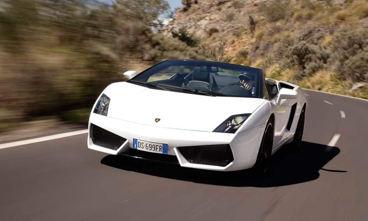 Wenn dieser Sommer eine laute Party sein soll, darf es ein offener Sportwagen aus Italien sein. Der aggressiv-rassige Gallardo Spyder drängt sich da geradezu auf – seine Textilkapuze öffnet in lediglich 20 Sekunden. Gierige V10-Power (550 bis 570 PS, eine Beschleunigung von 0 auf 100 km/h in 4,2/3,9 Sekunden) und das messerscharfe Styling ergeben eine explosive Mischung mit bis zu 325 km/h Spitze und hohem Anmachfaktor. Kosten? Ab 230'000 Franken. Viel Spass in Saint-Tropez!