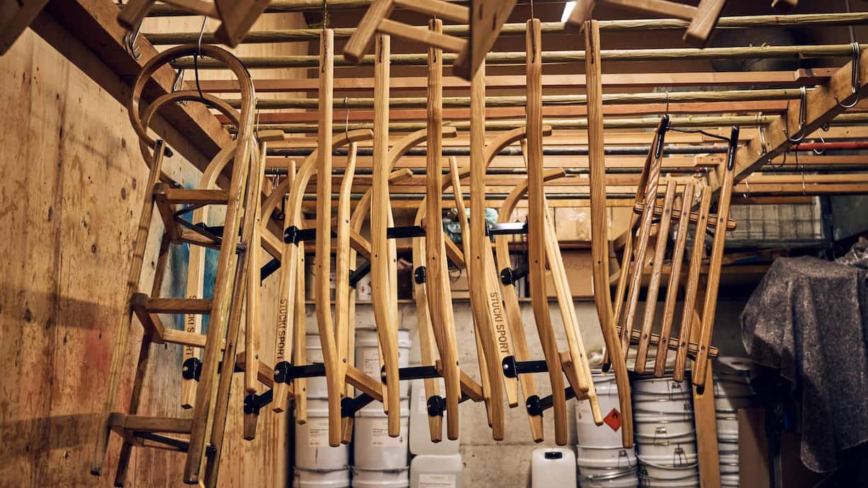 Nach dem Lackieren werden die Schlitten zum Trocknen aufgehängt.