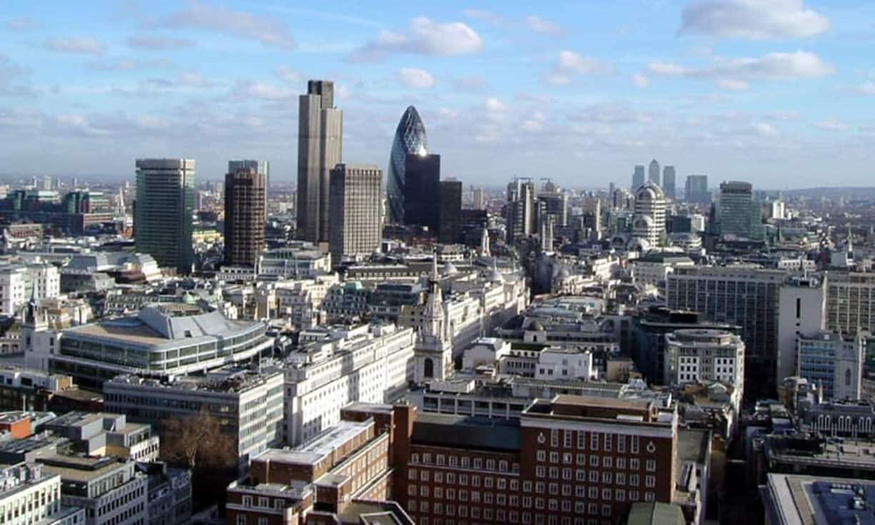 Der Prime Global Cities Index des Maklerhauses Knight Frank zeigt seit Jahresbeginn für die insgesamt 27 untersuchten Städte einen Zuwachs von 6,6 Prozent.
Über diesem Schnitt und auf Rang 10 mit 7 Prozent Zuwachs steht London. Dies obwohl sich der gebremste Preisanstieg in Europa vor allem in der Themsenstadt zeigt. (Bild: steinsky/wikimedia/CC)