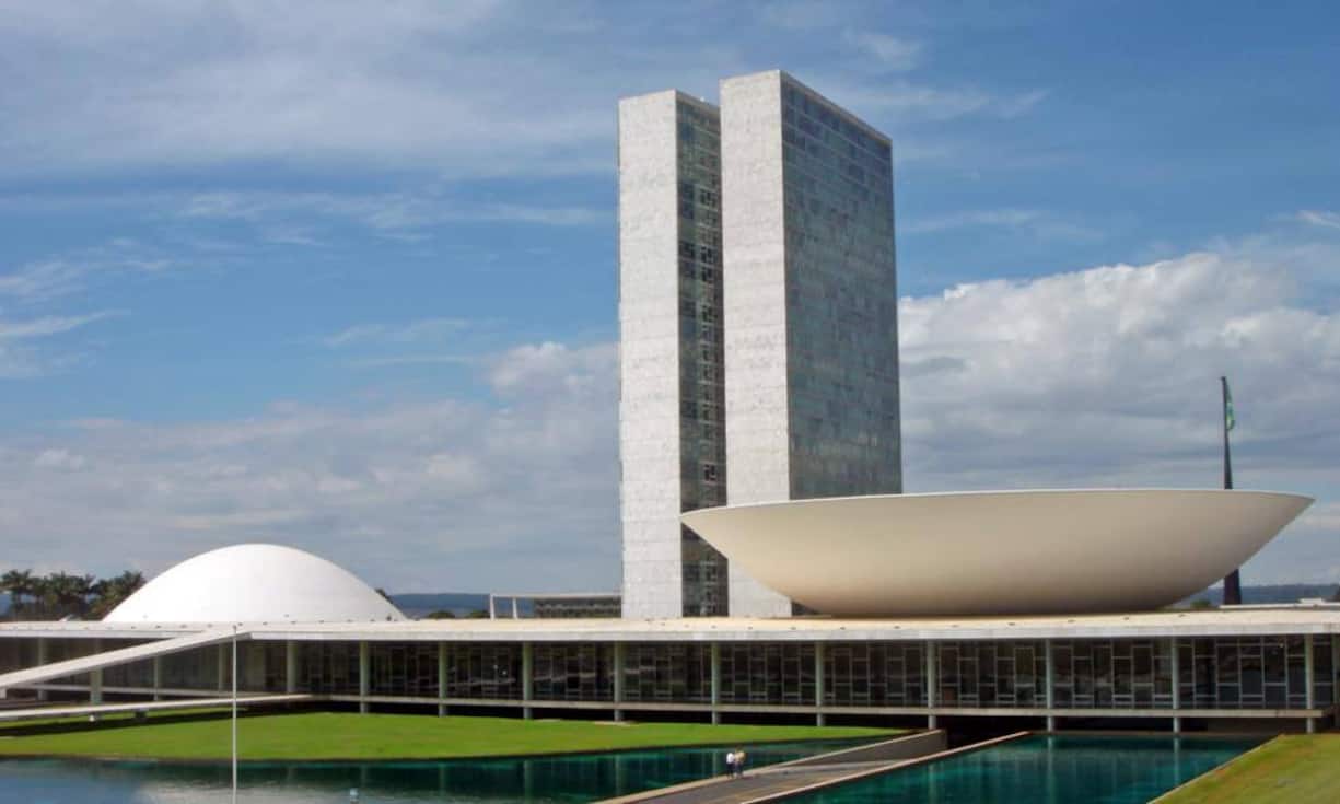 Viele Länder bauten sich in der Vergangenheit eine Planhauptstadt. Erfolgreich waren die wenigsten. Eines der bekanntesten Beispiele ist Brasiliens Hauptstadt Brasília. Die öffentlichen Gebäude hat der geniale Architekt Oscar Niemeyer geplant. Obwohl die Stadt 1987 zum Weltkulturerbe erklärt wurde, wirkt sie bis heute seltsam leer und leblos. Wikimedia/CC/Mario Roberto Duran Ortiz