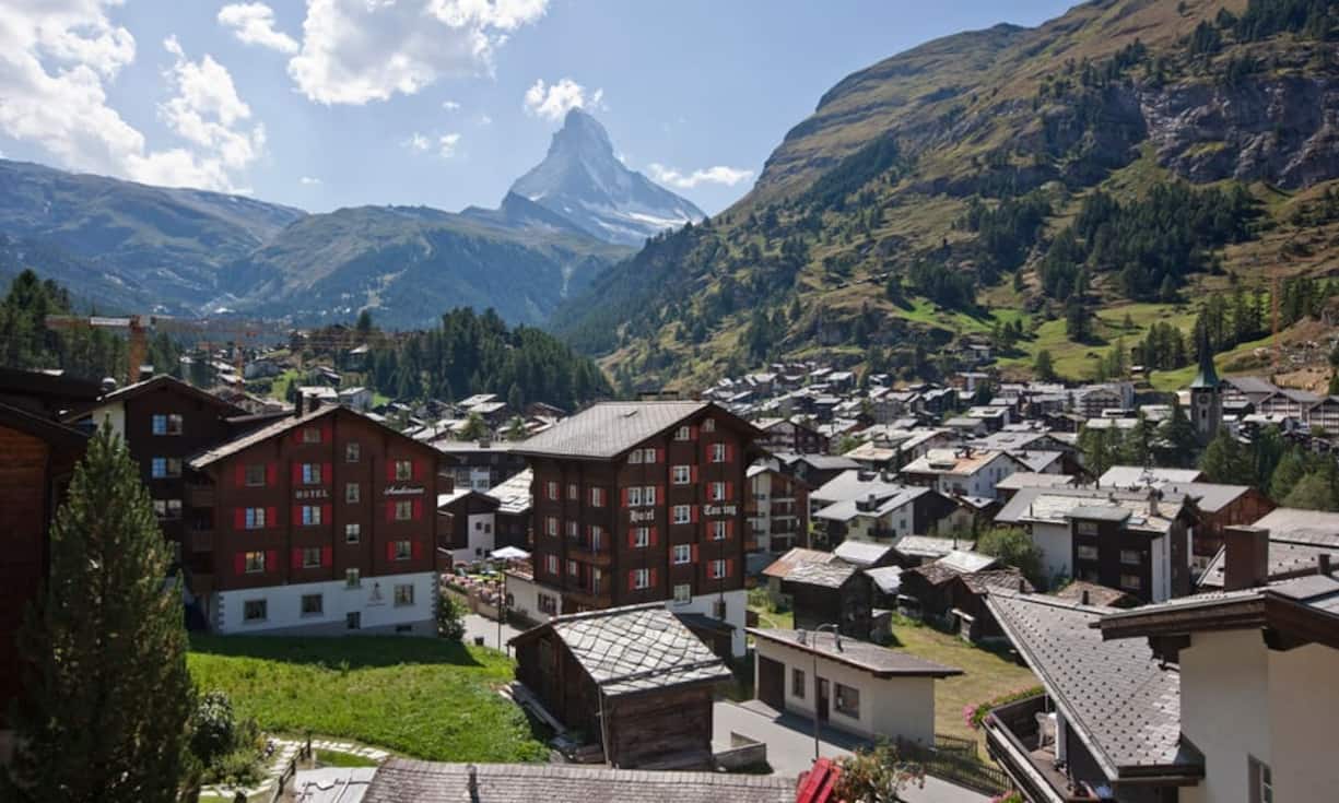 Zermatt: Für sportliche Gäste. Ein Pistenbesuch in der Traumkulisse ist ein Muss. Dickes Portemonnaie ebenso. Der typische Gast isst gerne und hat Geld, aber steht nicht auf Bling-Bling. Er kleidet sich in Bogner-Skianzug und Armani-Jeans fürs Après-Ski. Der Wagen ist dabei kein Statussymbol, da Zermatt autofrei ist. Der Glamour- und Promifaktor: Sehr hoch.