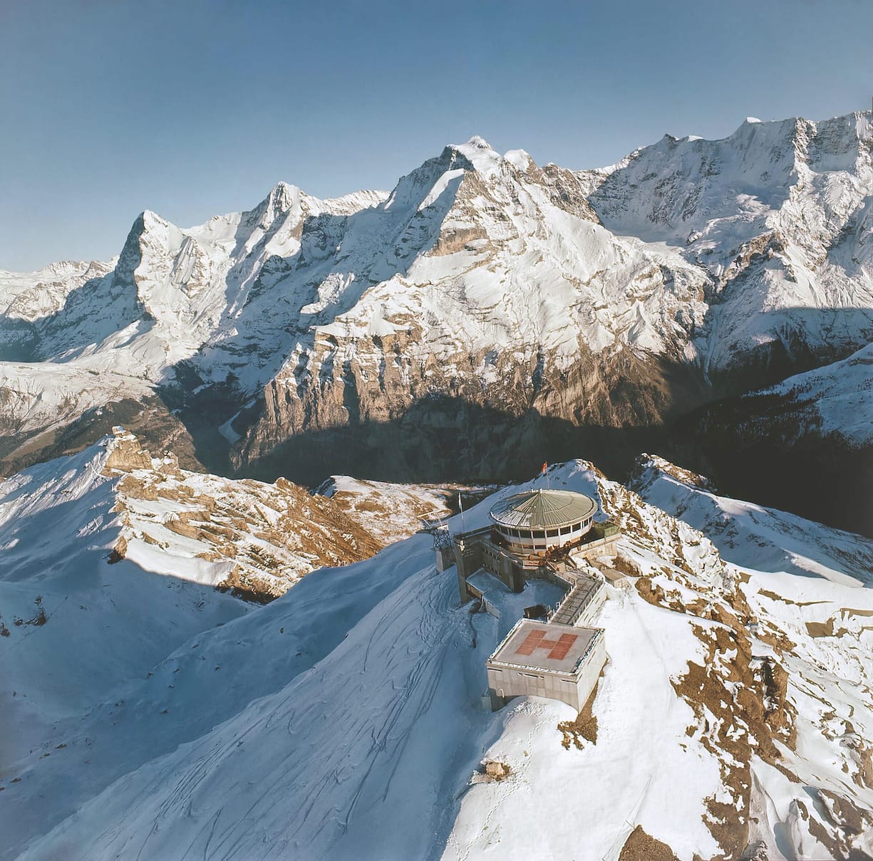 Das Drehrestaurant auf dem Gipfel des Schilthorns auf 2970 Meter Höhe. Im Vordergrund der Hubschrauberlande- platz, der für den Film auf den Berg betoniert wurde.