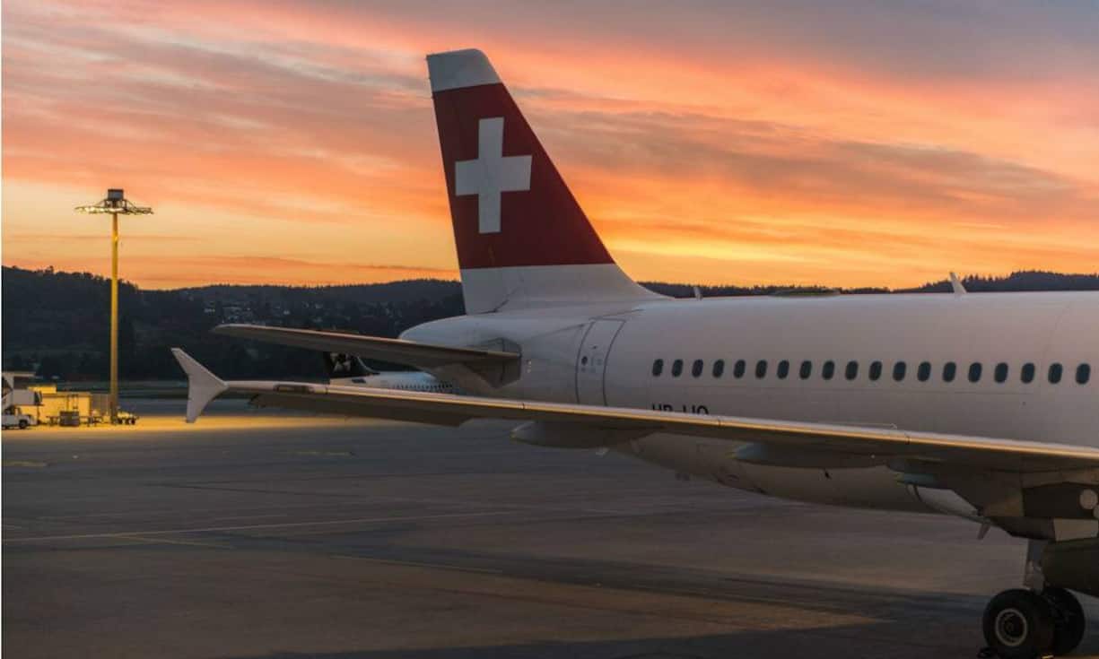 Im März 2002 stellt die Swissair nach über 70 Jahren im Fluggeschäft den Betrieb ein. Nebenbei wird die neue Schweizer Fluggesellschaft Swiss gegründet und gestartet.