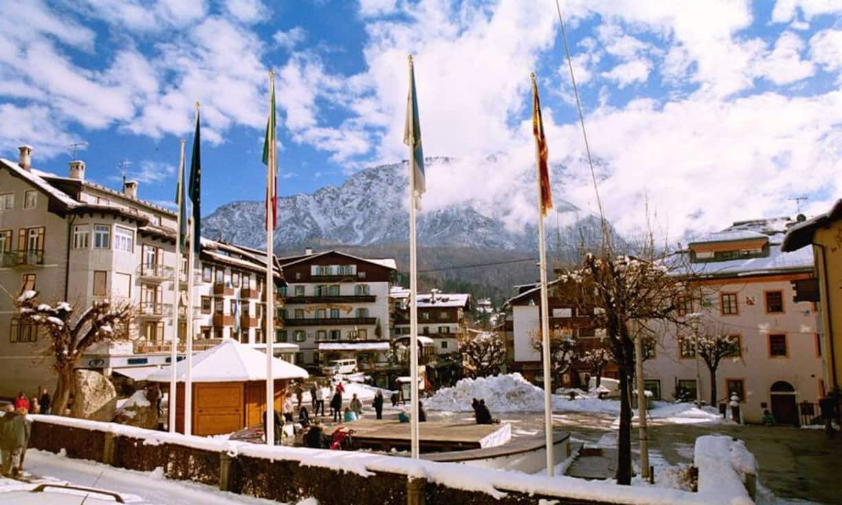 Cortina d’Ampezzo, Italien: Auf einer Höhe von mehr als 1'200 Meter über dem Meeresspiegel liegt das norditalienische Wintersportzentrum Cortina d'Ampezzo. Vor allem das legendäre «Cristallo», in dem einst Brigitte Bardot übernachtete und Frank Sinatra feierte, ist für den Jetset Anziehungspunkt Nummer eins.