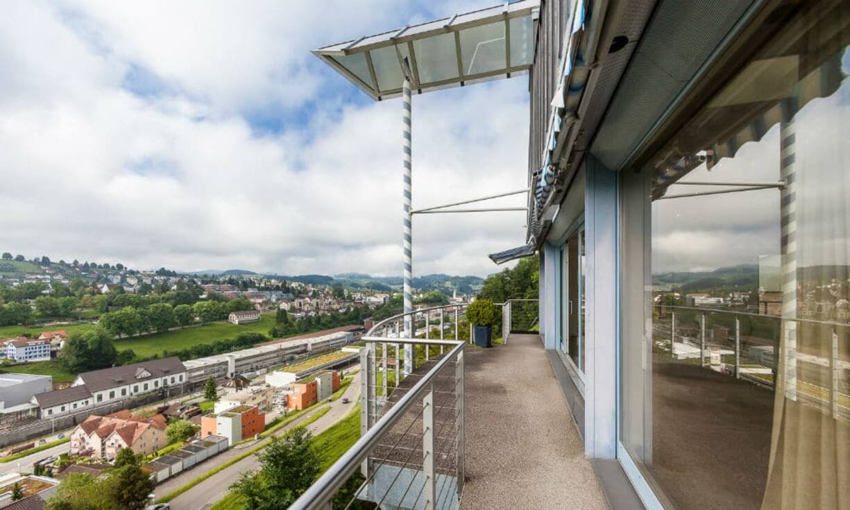 Der Balkon bietet eine herrliche Sicht über Herisau.