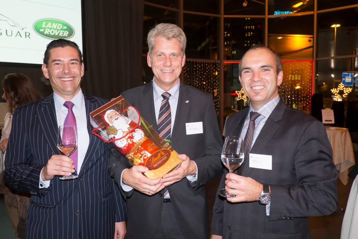 Marc Wallach, Mitglied der Geschäftsleitung VP Bank AG; Harry Hohmeister mit Schokolade-Santa; Marcel Tschanz, CEO VP Bank AG