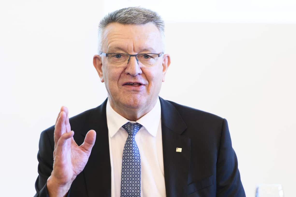 Georges Godel, President du Conseil d'Etat, Directeur des finances, prend la parole lors d'une conference de presse du Conseil d'Etat sur l'audits de la gestion financiere du HFR, ce vendredi 13 juillet 2018 a Fribourg. (KEYSTONE/Anthony Anex)