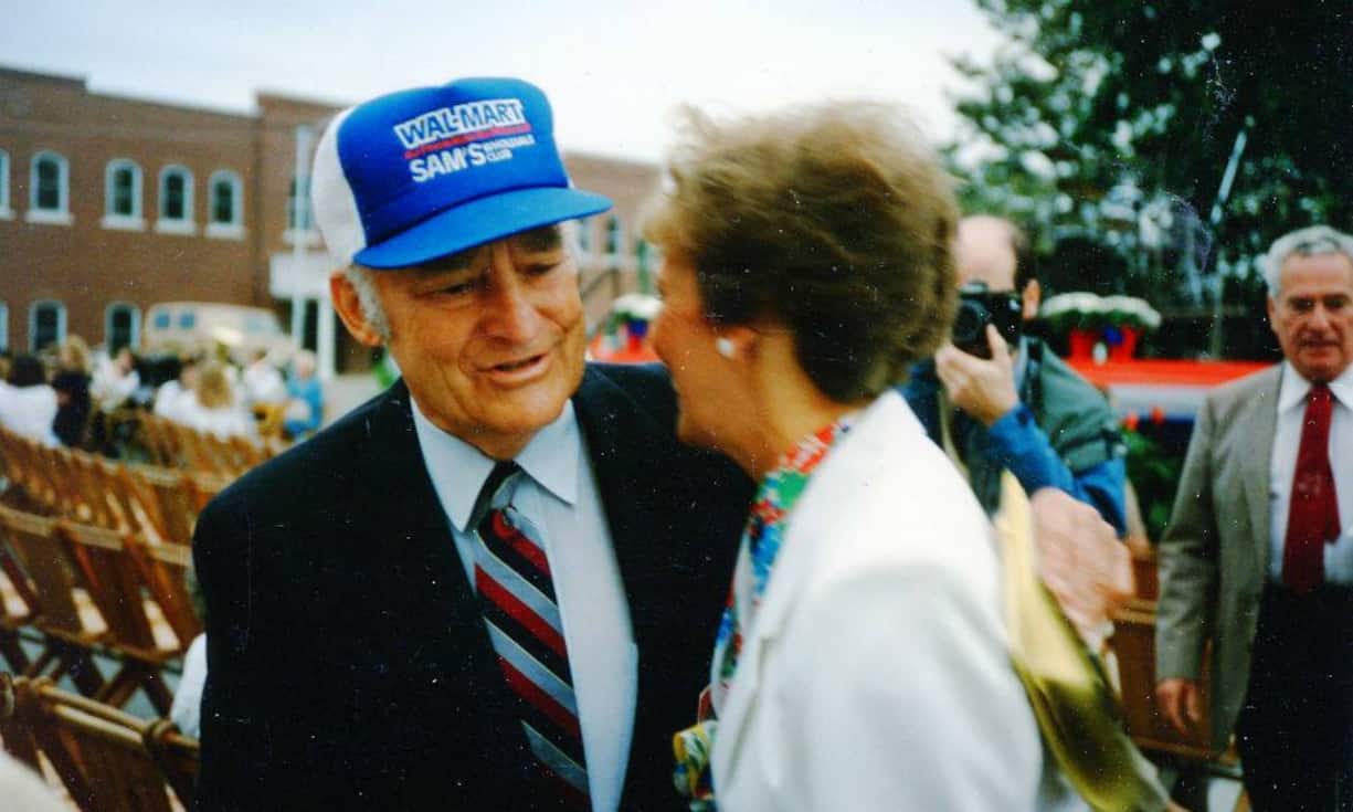 Sam Walton war Besitzer eines kleinen Discounters in Amerika. Er kaufte mit dem geliehenen Geld seines Stiefvaters einen weiteren dazu und hatte trotzdem Mühe, seine Mitarbeiter zu bezahlen. Doch mit seiner Erfahrung machte Walton im Alter von 44 Jahren den Schritt vom Franchise-Nehmer zum eigenständigen Unternehmer und eröffnete den ersten Laden der heutigen Erfolgs-Ladenkette Walmart.