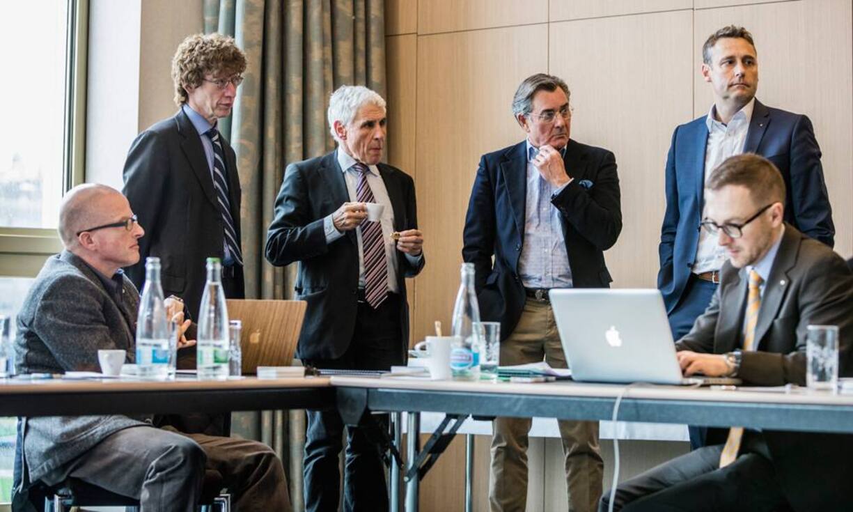 Die Vorselektion: Die Banken konnten dem Kunden per E-Mail Rückfragen stellen, was rege gemacht wurde – Hunderte von Mails wurden ausgetauscht. Aus den resultierenden Anlagevorschlägen wählte die Jury die 16 besten aus.