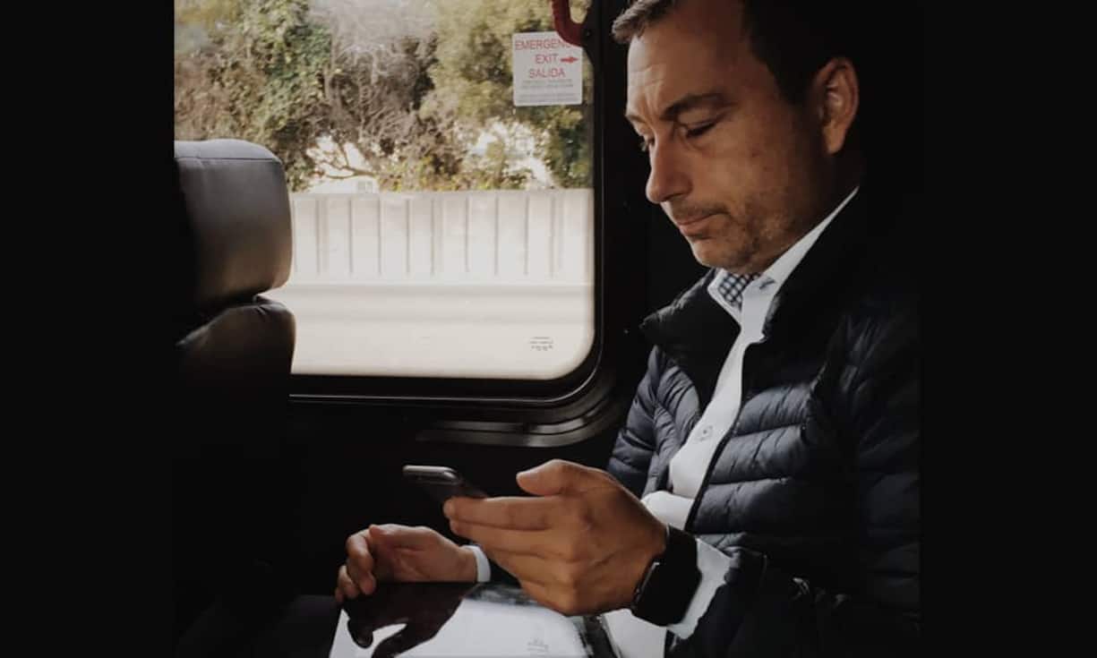 Studienleiter Patrick Comboeuf twittert im Bus: «Change is difficult ... but not changing is fatal.»