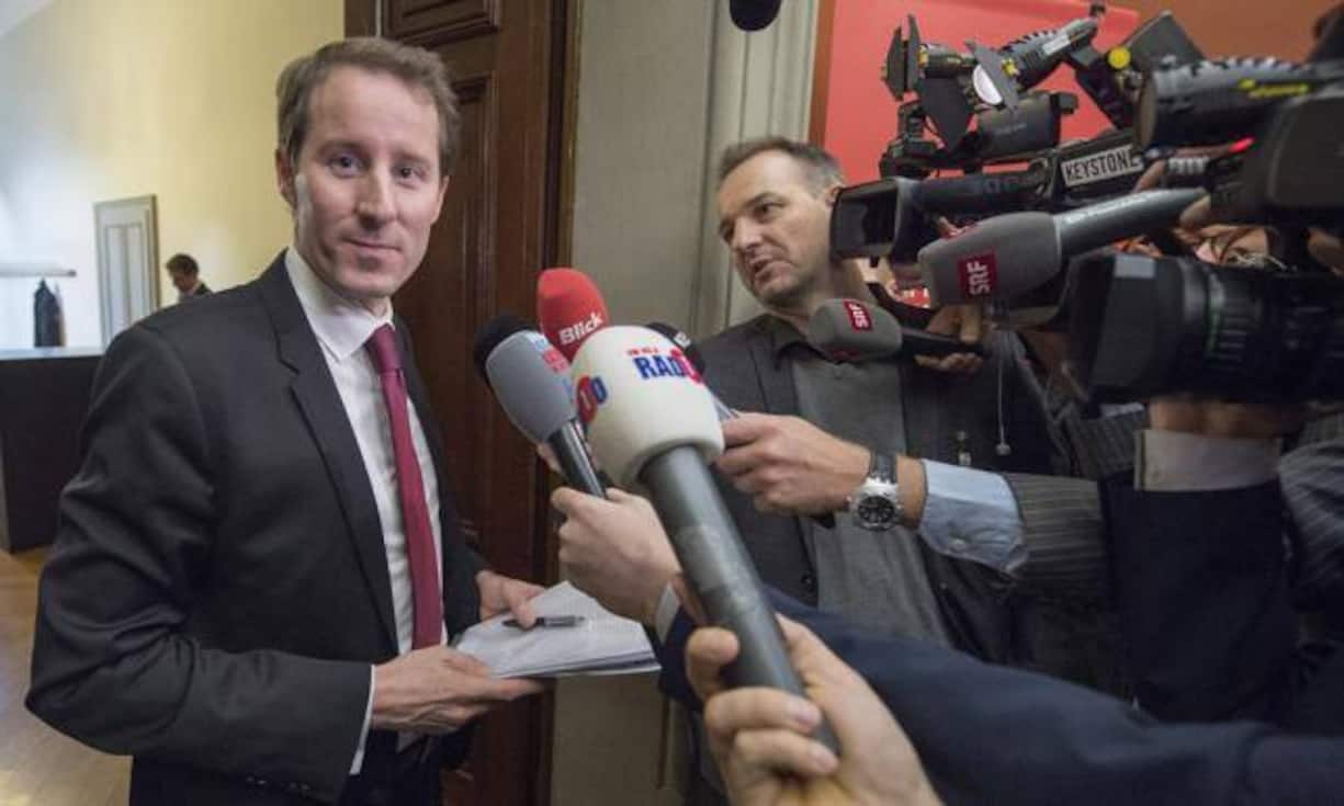 Sein Mitstreiter, der Zuger Thomas Aeschi, kommt vom Wirtschaftsflügel der SVP. Auch er wollte Eveline Widmer-Schlumpf im Bundesrat beerben, kommt im dritten Wahlgang aber nur auf 88 Stimmen. Angekreidet wurde dem Kandidaten von linker Seite immer wieder seine Nähe zu Christoph Blocher.