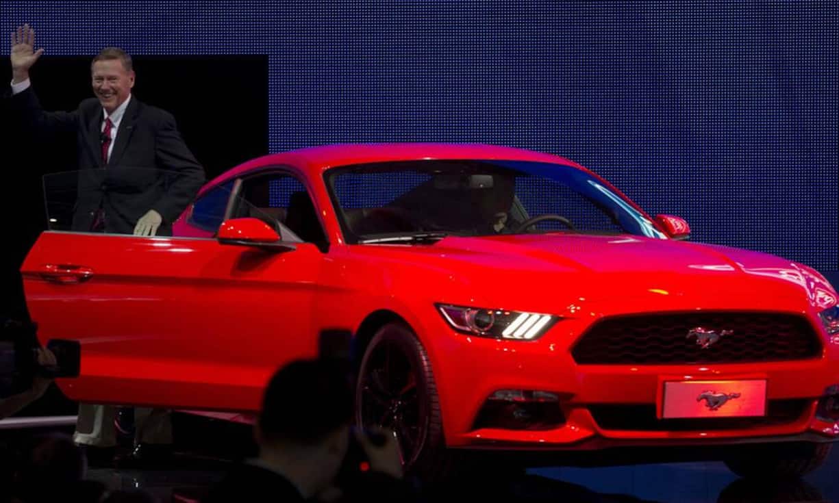 Ford-CEO Alan Mulally präsentiert den neuen Mustang an der Auto China 2014.