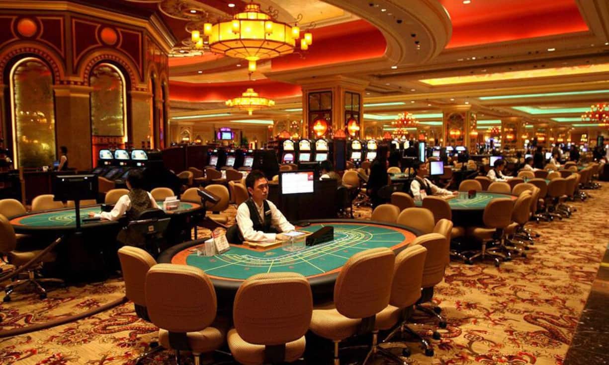Mit 50'725 m2 das mit Abstand grösste Casino der Welt: The Venetian Macao (China). Es besticht nicht nur mit seiner gigantischen Spielfläche und den 3000 Spielautomaten und 870 Tischen, sondern auch mit seinem attraktiven Angebot. Neben verschiedenen Einkaufsbereichen, vier Swimming-Pools und 24 Weltklasse-Restaurants bietet das Venetian dem Gast über 3'000 Luxus-Hotelzimmer. Und wer will, kann sich mit dem Gondoliere durch die nachgebauten venezianischen Kanäle gondeln lassen. (Bild: Keystone)