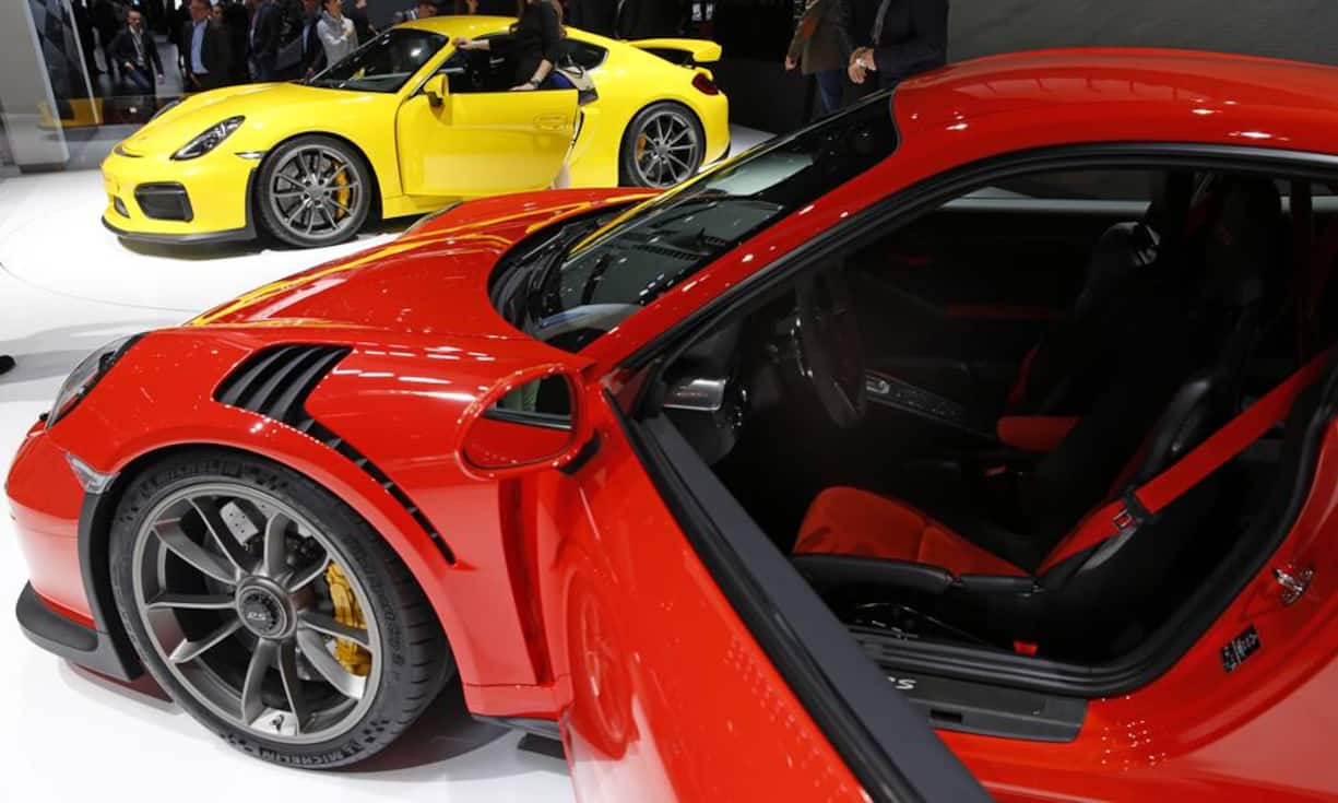 Links: Porsche Cayman GT4 / Rechts: Porsche 911 GT3 RS
Porsche präsentiert als Weltnheuheit das neueste Modell der Cayman-Reihe sowie als Europapremiere den Porsche 911 GT3 RS.