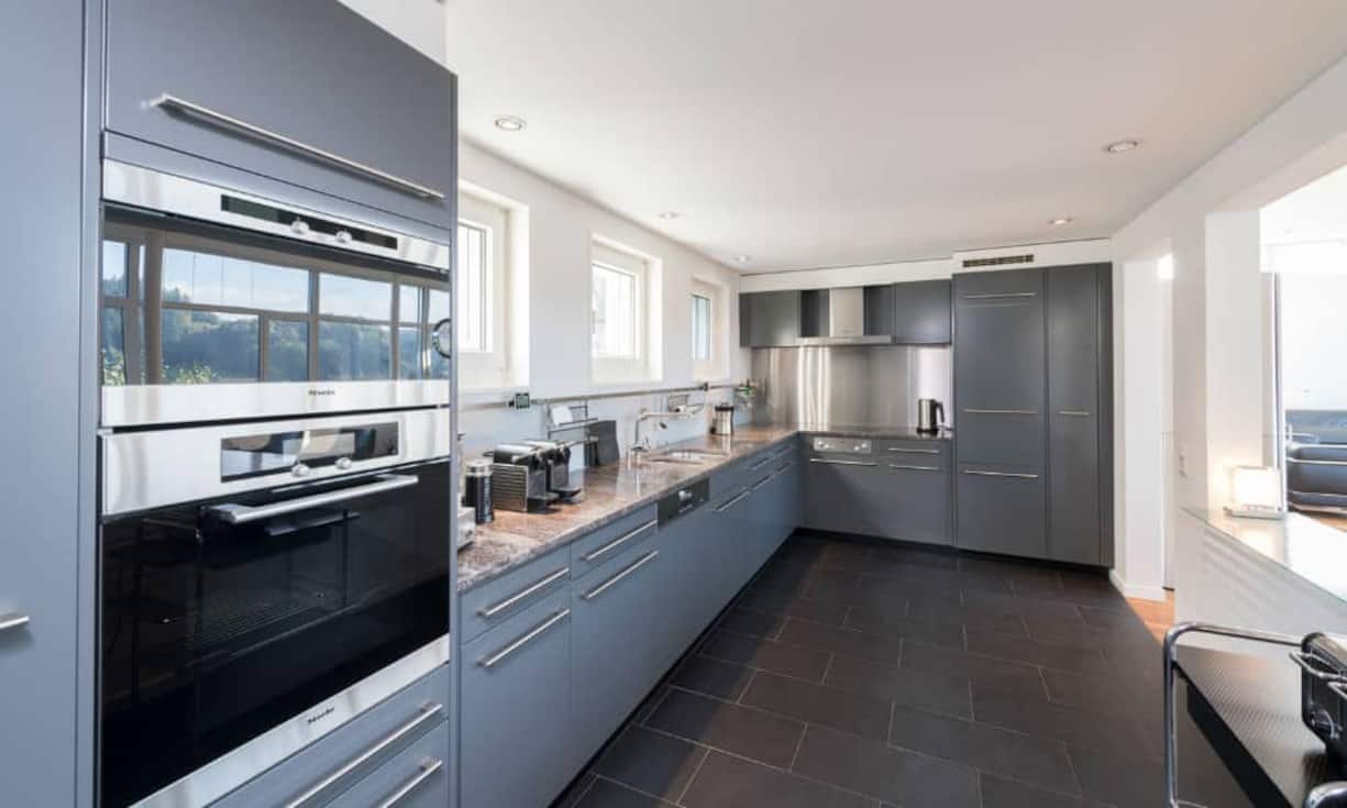 Die Villa verfügt über eine Wohnfläche von rund 260 Quadratmetern und beinhaltet 8.5 Zimmer. Die offene Küche ist mit allerlei hochwertigen Geräten ausgestattet.