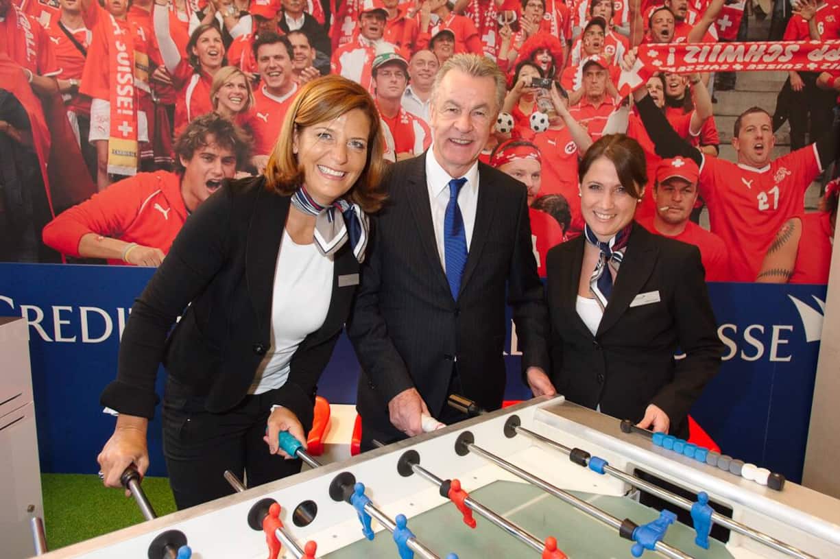 Kicken mit Ottmar II / Am Töggelikasten mit dem Fussballtrainer:  Adrienne Bänninger, Credit Suisse; Ottmar Hitzfeld, Fussballtrainer; Sabrina Wägeli, Credit Suisse