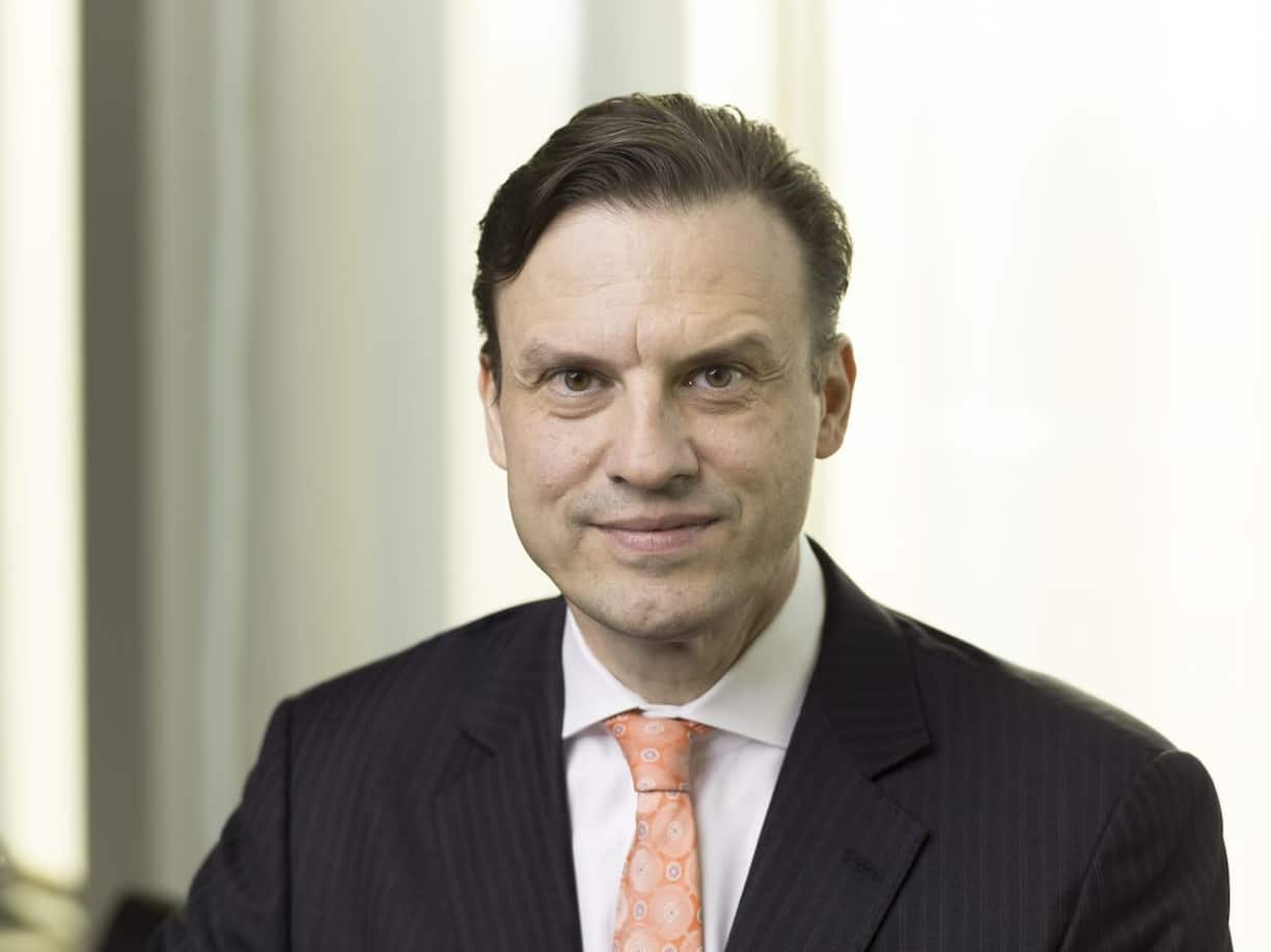 Porträt von Patrick Frost, CEO der Swiss Life Group, aufgenommen am Swiss Life Hauptsitz in Zürich.