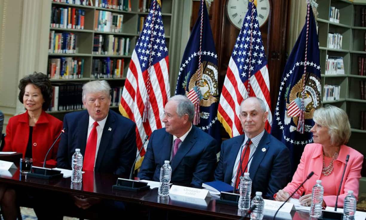 100 Tage Donald Trump - das sind die Gewinner und Verlierer:Gewinner: CEOs
Als Unternehmer selbst ist Donald Trump bemüht darum, wochentliche Meetings mit CEOs zu halten. Er hört sich die Ideen an und die CEOs erhalten die Möglichkeit zum Austausch mit dem zurzeit mächtigsten Mann der Staaten.