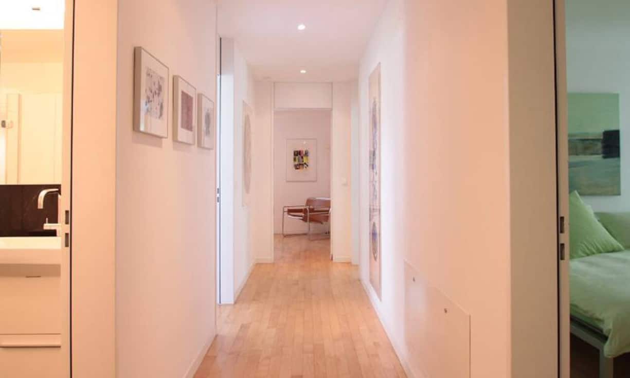 Der räumlich getrennten Privatbereich ist wie der Rest der Wohnung mit hellem kanadischen Ahorn-Parkett ausgelegt und führt in die vier Schlafzimmer.