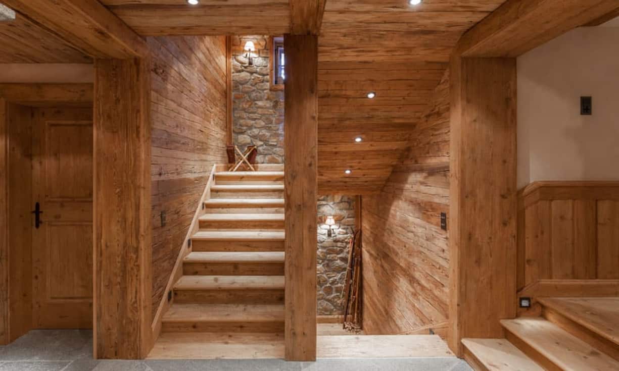 Viel Holz und Naturstein schaffen eine ruhige Atmosphäre.