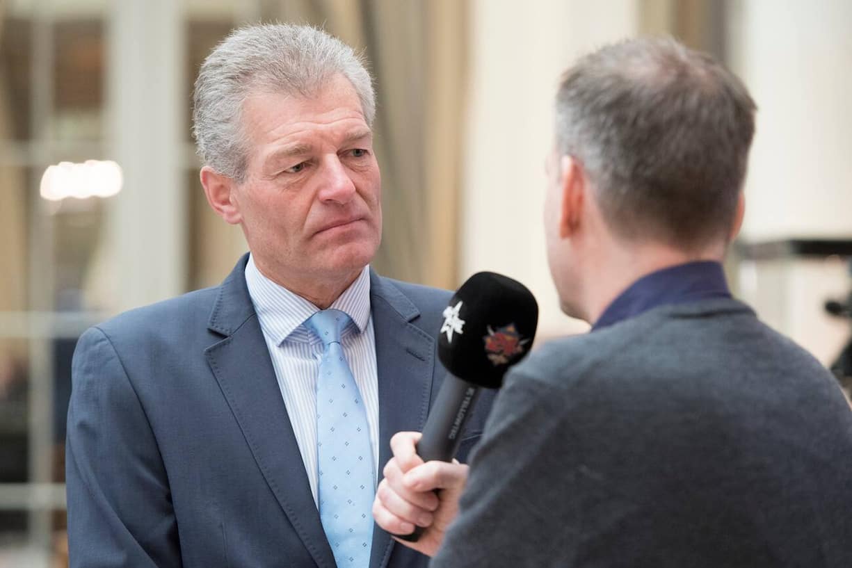 Heinz Karrer, Praesident Economiesuisse, spricht waehrend einem Interview im buergerlichen Hauptquartier, am Sonntag, 12. Februar 2017 im Hotel Bellevue in Bern. Das eidgenoessische Stimmvolk hatte am Sonntag ueber drei Vorlagen zu bestimmen, die erleichterte Einbuergerung der dritten Auslaendergeneration, die Schaffung des Nationalstrassenfonds NAF, sowie die Unternehmenssteuerreform USR III. (KEYSTONE/Anthony Anex)