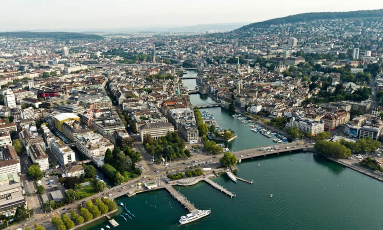 Als Teil des «Real Estate Bubble Index» hat die UBS im Herbst 2015 berechnet, wie lange ein gelernter Angestellter aus dem Dienstleitungssektor in 15 Städten arbeiten muss, bis er sich eine gutgelegene, 60 Quadratmeter grosse Wohnung kaufen kann.