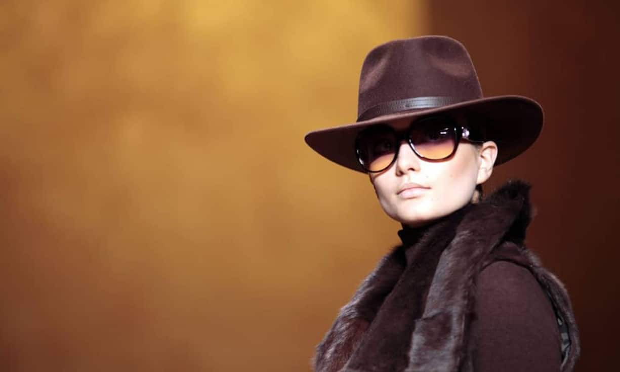 Im Laufe der Zeit rückte die Kleidung aber zunehmend in den Hintergrund, das vielschichtige Sortiment wurde auf neue Duftlinien und Accessoires ausgeweitet – von Taschen bis Krawatten, von Brillen bis Dessous.Bilder: Keystone