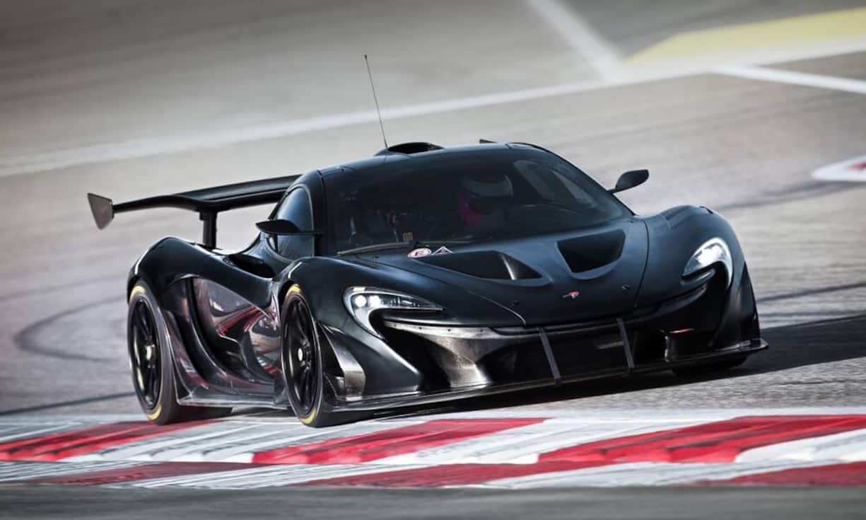 Erst in Genf, später dann auf den Rennstrecken in aller Welt: der McLaren P1 GTR. Wie sein wohl grösster Kontrahent, der Ferrari FXX K, wird der P1 GTR keine Straßenzulassung bekommen. Im Mittelpunkt der Entwicklungsarbeit für den P1 GTR steht die Gewichtsreduktion. Im Vergleich zum strassentauglichen P1 trägt die GTR-Version zusätzliche Kühlluftöffnungen und einen feststehenden Heckspoiler.McLaren