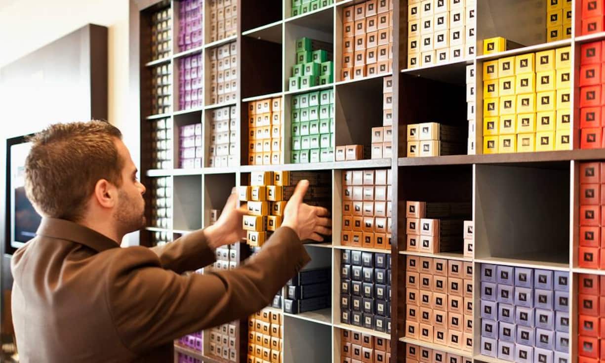 Zum siebten Mal hat «Bilanz» mit Interbrand das Schweizer Marken-Ranking 
Best Swiss Brands erstellt. Die Top 10:Rang 10: Nespresso (3 Milliarden Franken)Nespresso verjüngt ihre Ansprache: Neben George Clooney steht nun auch Kollege Jack Black für den Kapselkaffee vor der Kamera. Unter #WhatElse lädt Nespresso dazu ein, besondere Momente zu teilen. Auch im einstigen Sorgenbereich «Nachhaltigkeit» kann die Marke punkten - sie wurde mit der LEED Gold Certification ausgezeichnet.