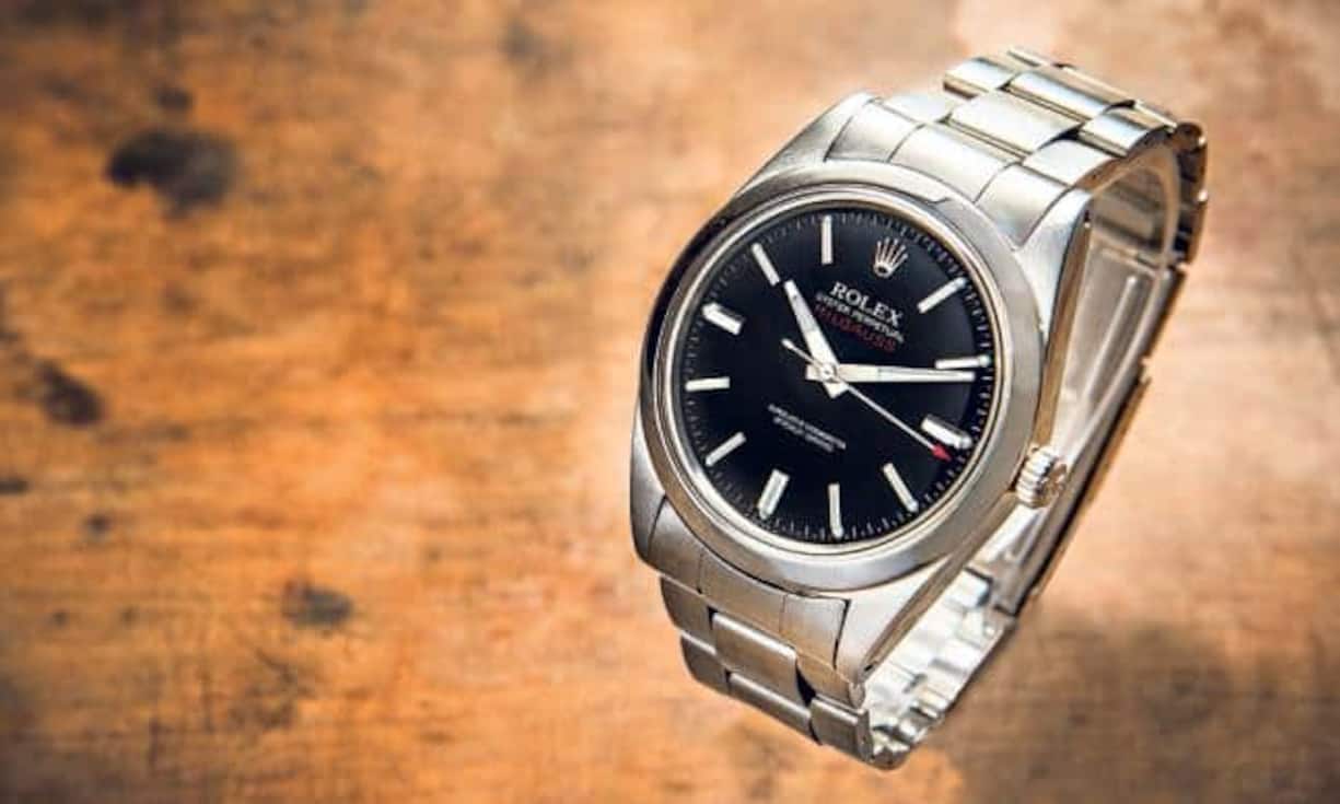 Rolex 1968: Oyster Perpetual Milgauss (Ref. 1019)
Seltene Herrenarmbanduhr der zweiten Baureihe der Milgauss-Kollektion in Edelstahl mit vergoldetem Weicheisendekel als Magnetschutz. Speziell für die Präsenz in Räumen mit hohen elektromagnetischen Feldern entwickelt. Durchmesser: 37 Millimeter. Automatikwerk (Kaliber 1580). Seltenes, mattschwarzes Zifferblatt. Zentralsekunde mit rotem Pfeilspitz. Preis: 42 000 Franken