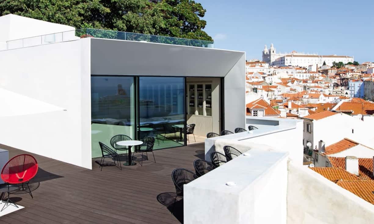 Lissabon - Memmo AlfamaAuthentischer als vom «Memmo Alfama» aus kann man Lissabon kaum erleben. Dabei braucht man keine altbackenen Zimmer zu befuürchten – das brandneue Hotel besticht durch klare Linien, ohne jedoch bemuüht chic sein zu wollen. Auf der Poolterrasse mit Tapas- und Weinbar überblickt man den Tejo.Wenn doch nur ... die grossen Kreuzfahrtschiffe nicht so nahe andocken wuürden.Doppelzimmer ab 115 Euro