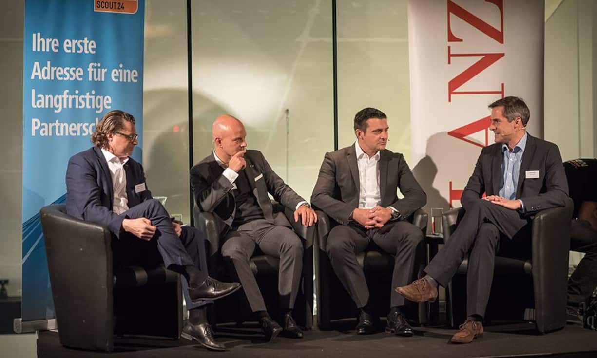 Beim ersten Immovation-Talk diskutierten Claude Ginesta (l.), CEO und Inhaber von Ginesta Immobilien, Privera-CEO Dieter Sommer (2.v.l.) und Nikolai Roth (.r.), der in Deutschland den digitalen Immobilien-Maklerdienst Maklaro.de gegründet hat. «Bilanz» Homes Redaktionsleiter Dirk Ruschmann moderierte das Panel. (2.v.r.).