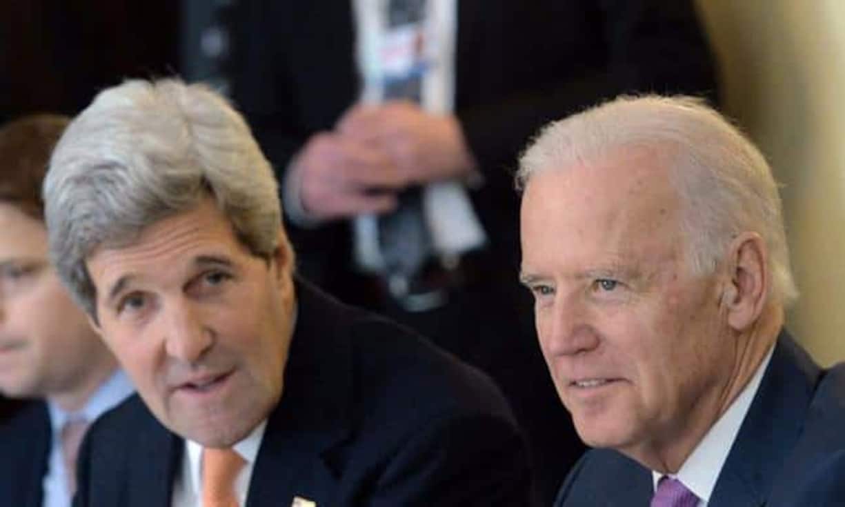 John Kerry und Joe Biden (von links)Zwei gewichtige Vertreter der US-Regierung reisen in die Schweizer Berge: Aussenminister Kerry und Vizepräsident Biden. Es ist der letzte Besuch der Beiden in ihren jetzigen Funktionen – gegen Ende Jahr stehen in den USA die Präsidentschaftswahlen an.