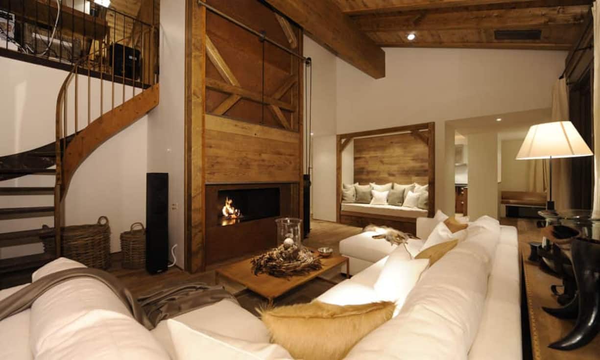 Die aussergewöhnliche Treppe führt vom Wohnzimmer zur Galerie...