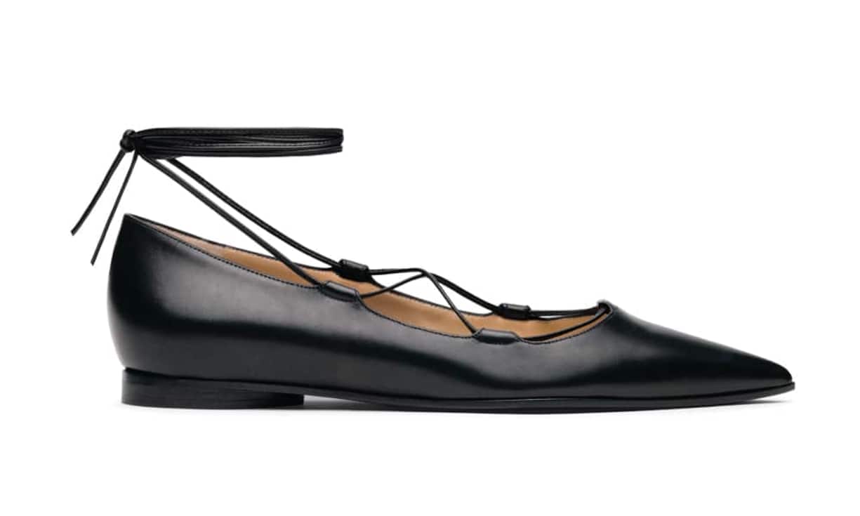 Geschnürrt: Michael Kors Flache Schuhe sind ein Segen bei einem langen Arbeitstag. Dieses Exemplar hier ist aus Kalbleder und überzeugt durch die feminine, elegante Linie. Preis 533 Franken