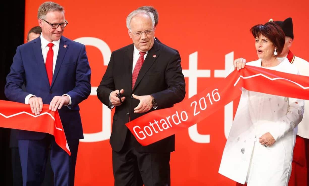 Der Bundespräsident zerschnitt an der Seite von Verkehrsministerin Doris Leuthard und SBB-Chef Andreas Meyer das traditionelle Band.Bilder: Keystone/ Quelle: Gottardo 2016