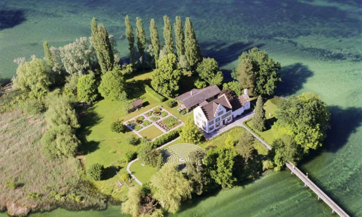 Im Bodensee im Kanton Thurgau befindet sich die Insel Werd. Über einen hundert Meter langen Holzsteg ist die Insel mit dem Festland der Gemeinde Eschenz verbunden. Auf Werd befindet sich das Franziskanerkloster.Vladi Private Islands