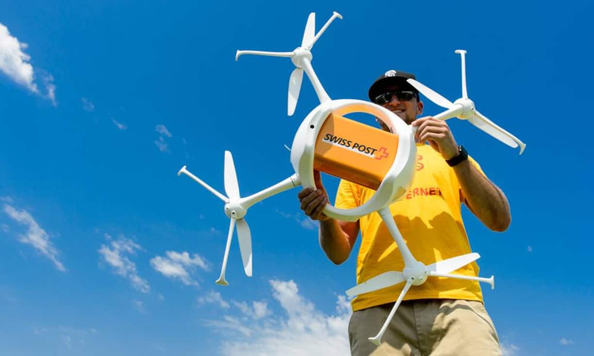 Service public der staatsnahen Konzerne:PostService public: Briefe und Pakete sind mindestens an fünf und abonnierte Tageszeitungen an sechs Wochentagen in allen ganzjährig bewohnten Siedlungen der Schweiz zu distanzunabhängigen Preisen zuzustellen; zudem ist der Zahlungsverkehr sicherzustellen. Abgeltung des Service public: Monopol für Briefe bis 50 Gramm plus Teilsubvention für die vergünstigte Zustellung von Zeitungen und Zeitschriften.