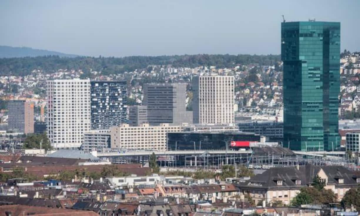 Nach Genf verzeichnet Zürich die zweithöchsten Büromieten der Schweiz. Im Schnitt zahlen Unternehmen in der grössten Stadt der Schweiz, die mit rund 10 Millionen Quadratmeter auch das grösste Büroflächenangebot bietet, im Jahr pro Quadratmeter 307 Franken.Innerhalb der Stadt sind die Preisunterschiede beträchtlich: Besonders günstige Mieten locken im Kreis 3, westlich der Hardbrücke und ausserhalb des Stadtgebiets.