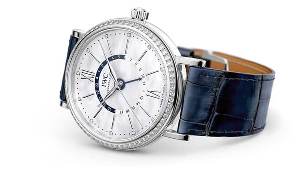 IWC Portofino Midsize Automatic Day & Night mit zusätzlicher 24-Stunden-Anzeige, sertierter Lünette, Diamanten-Indizes und einem Lederband vom Schuhfabrikanten Santoni.