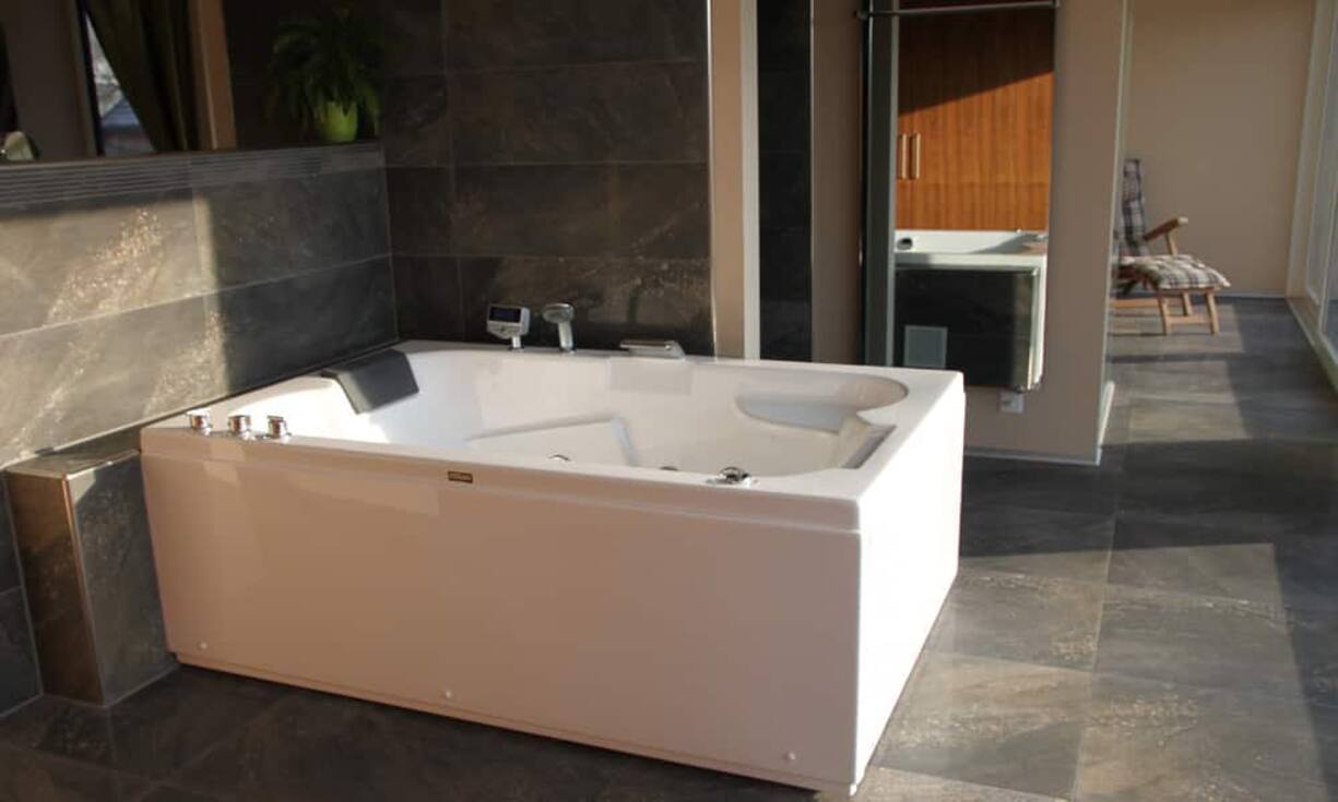 Der Attikabereich ist der Erholung gewidmet: Eine Wellnessoase mit Whirlpool, eine Duft- und Lichtsauna und sowie ein Schlafzimmer mit begehbarem Kleiderschrank werden ergänzt durch die dazugehörige Terrasse.